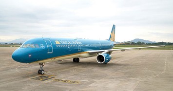 Hàng loạt máy bay Vietnam Airlines cán đinh rách lốp