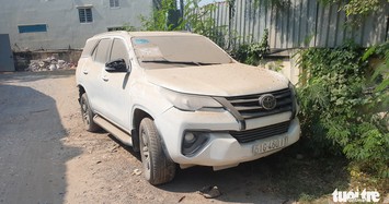 Xe Fortuner tiền tỷ đóng bụi bỏ hoang 2 tháng trong con đường đất ở Sài Gòn