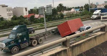 Kinh hoàng thùng container 40 feet đè ôtô trên cao tốc Long Thành - Dầu Giây 