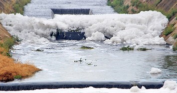 Kênh Ba Bò nổi tiếng Sài Gòn về ô nhiễm lại đầy bọt trắng, mùi hôi nồng nặc