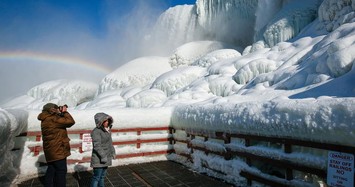 Cận cảnh thác nước Niagara hùng vĩ đóng băng