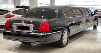 Hàng hiếm Lincoln Town Car hơn 2,6 tỷ tại Việt Nam