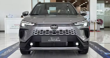 Đại lý bán 'bia kèm lạc' đối với Toyota Corolla Cross 2024  