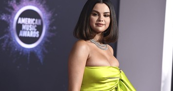 Những trang phục o ép vòng 1 quá đà của Selena Gomez