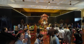 Đông đảo người dân cung kính chiêm bái xá lợi Đức Phật 