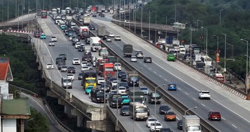 Người dân ùn ùn trở về Hà Nội sớm để tránh tắc đường