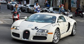 Bugatti Veyron của ông Đặng Lê Nguyên Vũ ra khỏi garage đi đăng kiểm lại