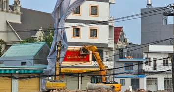 Tiệm kinh doanh vàng bị nghiêng khi làm nút giao Tân Vạn thuộc dự án Vành đai 3
