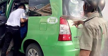 Tè bậy vào xe taxi, người đàn ông bị 2 tài xế đánh nhập viện