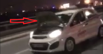 Taxi bị lật nắp capo phóng tốc độ cao, đánh võng trên cầu Nhật Tân
