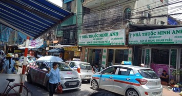 Taxi "bủa vây" cổng Bệnh viện Nhi TW, người bệnh kêu trời