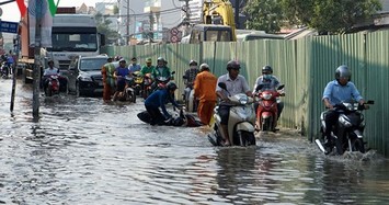 Triều cường đạt đỉnh, người dân TP.HCM khốn đốn giờ tan tầm