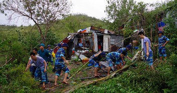 Ảnh: Xúc động chiến sĩ hải quân giúp dân sau mưa bão