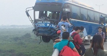 TNGT kinh hoàng trên cầu Thanh Trì, ô tô suýt lao xuống sông