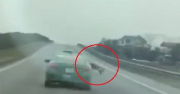 Taxi Mai Linh vi phạm lao vun vút trên cao tốc, hất cảnh sát lên nắp capo 