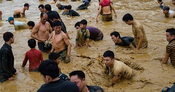 Hàng trăm người xuống ao dầm bùn, chịu rét bắt cá lấy may