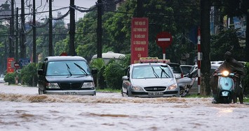 Ảnh: Mưa suốt đêm, đường Hà Nội ngập sâu trong biển nước