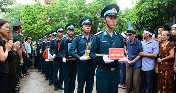 Người dân đội mưa đón phi công Su-22 Khuất Mạnh Trí về nhà