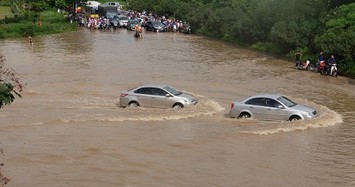 Đường HN thành sông, người dân vật vã tìm lối thoát