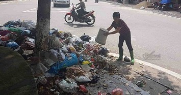 Kinh hoàng: Rác ngập thị xã Sơn Tây, tràn đến cửa trụ sở phường