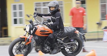 Phụ nữ quyến rũ hơn khi cầm lái môtô phân khối lớn 