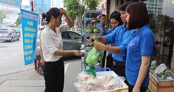 Thịt ngon rẻ, người Hà Nội vác cả chục cân về ăn dần