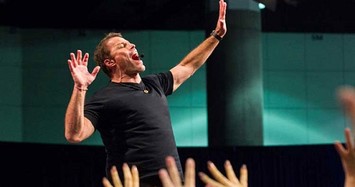 Một ngày làm việc của triệu phú Tony Robbins có gì khác biệt?