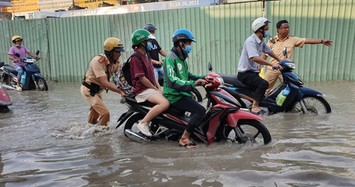 Triều cường vượt mức báo động, người dân TP HCM khốn đốn