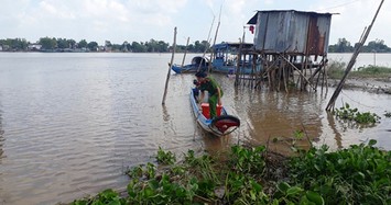 Đau lòng chứng kiến mẹ ôm con nhỏ chết trong sà lan