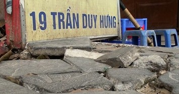 Ảnh: Đá bền 70 năm nát bét trên vỉa hè Hà Nội