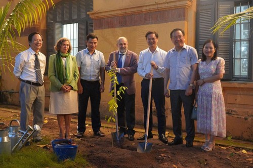 Ton vinh dong gop cua nha khoa hoc voi rung, bien doi khi hau-Hinh-15