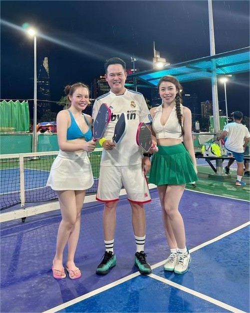 View - 	Xôn xao hot girl mặc đồ tập, mang cả vợt pickleball vào bar 