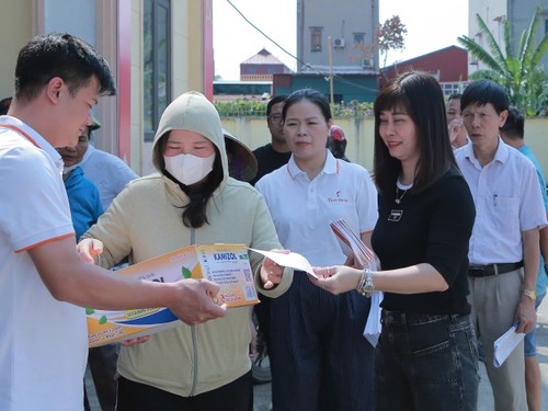 Bao Tri thuc va Cuoc song trao qua, ho tro vung lut Bac Giang-Hinh-8