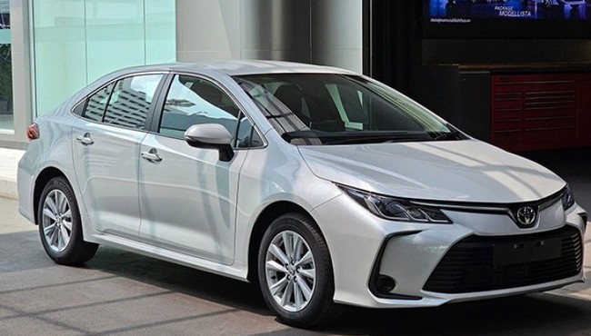 Toyota Corolla Altis giá lăn bánh từ 800 triệu đồng