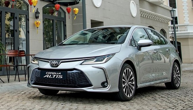 Giá xe Toyota Corolla Altis niêm yết và lăn bánh tháng 2/2025