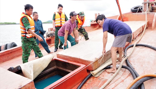 Bắt giữ tàu vận chuyển 35.000 lít dầu D.O không rõ nguồn gốc