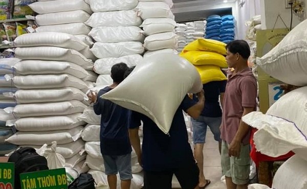 Giá gạo bán lẻ giảm từ 1.000 - 2.000 đồng/kg