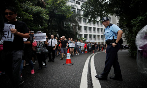 Hàng nghìn giáo viên Hong Kong biểu tình trong mưa bão