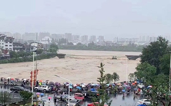 Hãi hùng nước lũ cuốn trôi, phá hủy loạt cây cầu hàng trăm tuổi