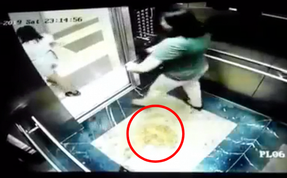 Hà Nội: 2 người phụ nữ lấy mũ bảo hiểm che camera nghi “tè bậy” trong thang máy