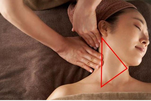 Bệnh nhân nhồi máu não nguy kịch khi được massage chỗ hiểm