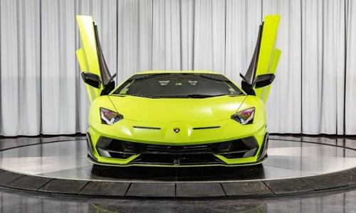 Ấn tượng siêu xe Lamborghini Aventador SVJ sơn dạ quang 