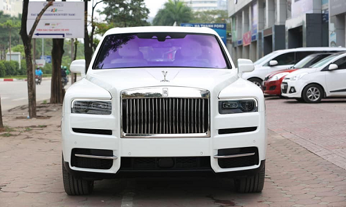 Rolls-Royce Cullinan hơn 40 tỷ trên phố Hà Nội