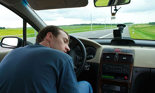 Đây là những cách chống buồn ngủ khi lái xe hơi 