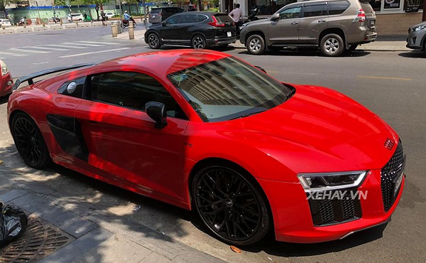 Cận cảnh siêu xe Audi R8 V10 Plus đỏ rực dưới nắng Sài thành 