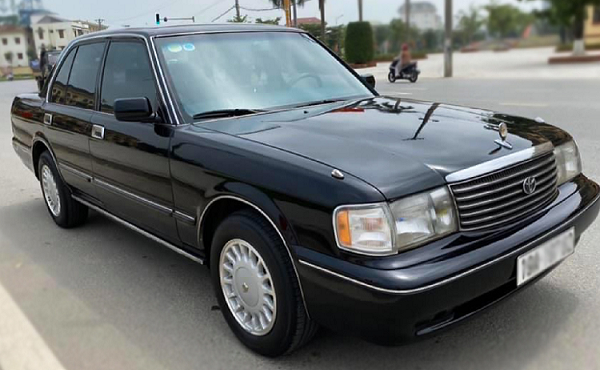 'Xe bộ trưởng' Toyota Crown gần 30 năm tuổi chỉ 195 triệu đồng