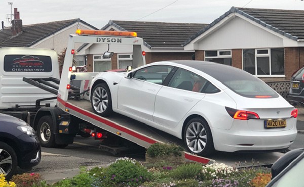 Tesla Model 3 rơi vô lăng dù mới lăn bánh được 1 tháng