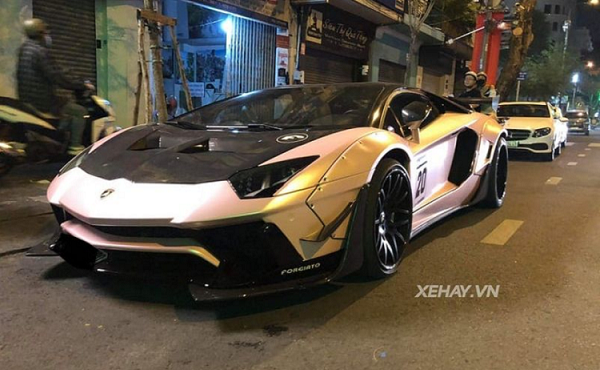 Cận cảnh Lamborghini Aventador độ Liberty Walk độc nhất Việt Nam