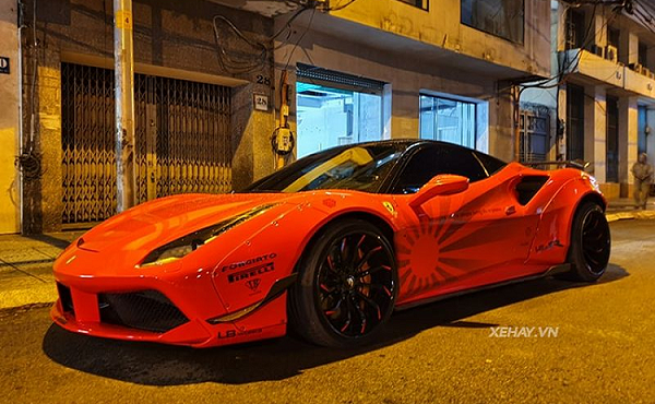 Siêu xe Ferrari 488 GTB thay áo đỏ rực ở Sài Gòn