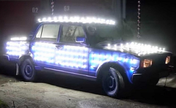 Lắp 300 bóng đèn LED lên xe Lada để chạy đêm